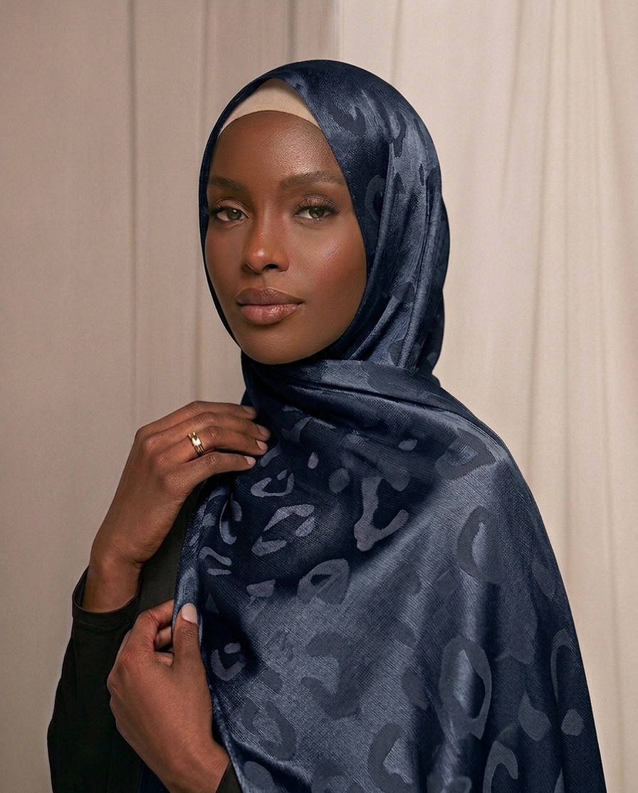 Hijab satinado Jacquard leopardo color azul marino elegante efecto seda 
