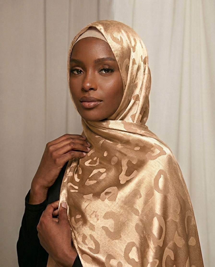 Hijab satinado Jacquard leopardo color cema elegante efecto seda 