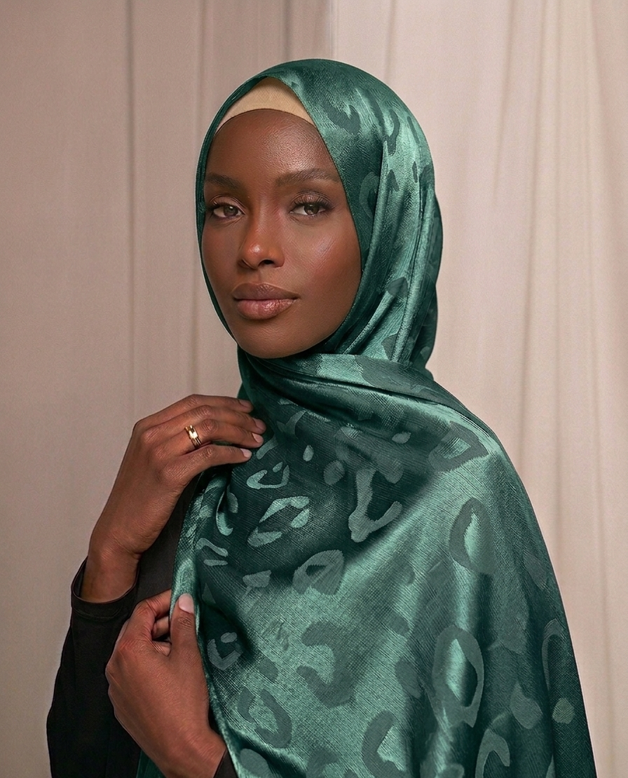 Hijab satinado Jacquard leopardo color verde elegante efecto seda 