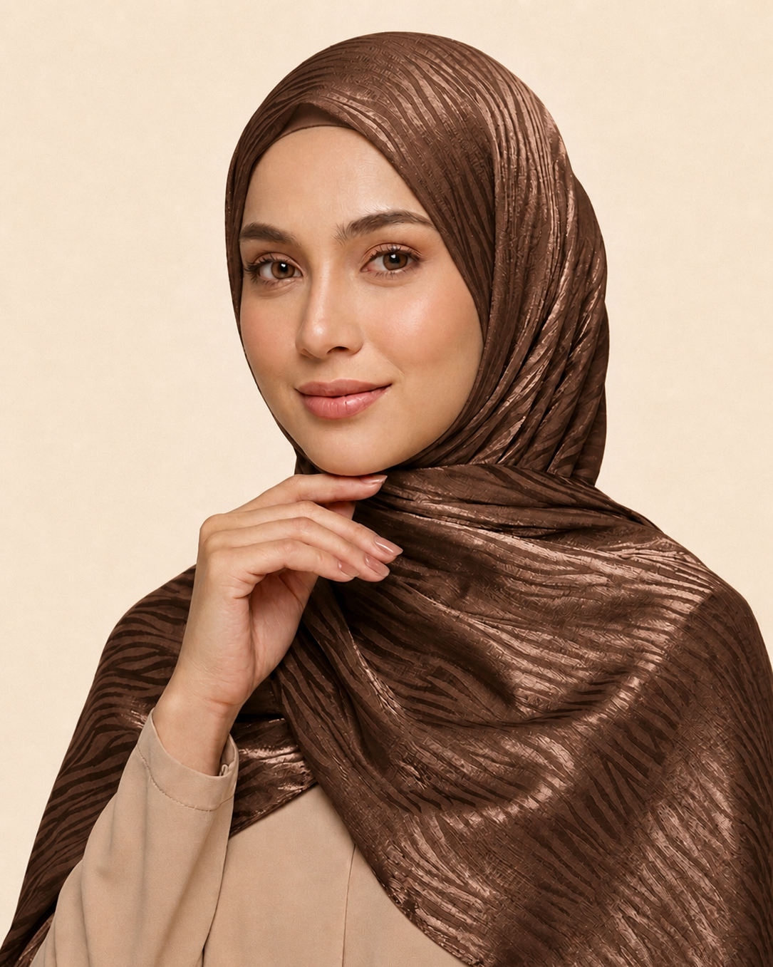 hijab satinado jacquard ondulado tono  marrón sobre tono brillante