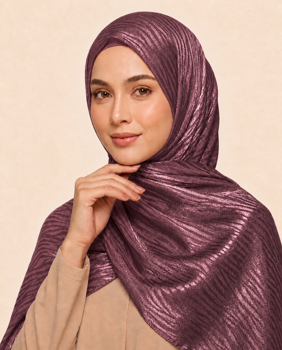 hijab satinado jacquard ondulado tono  morado sobre tono brillante