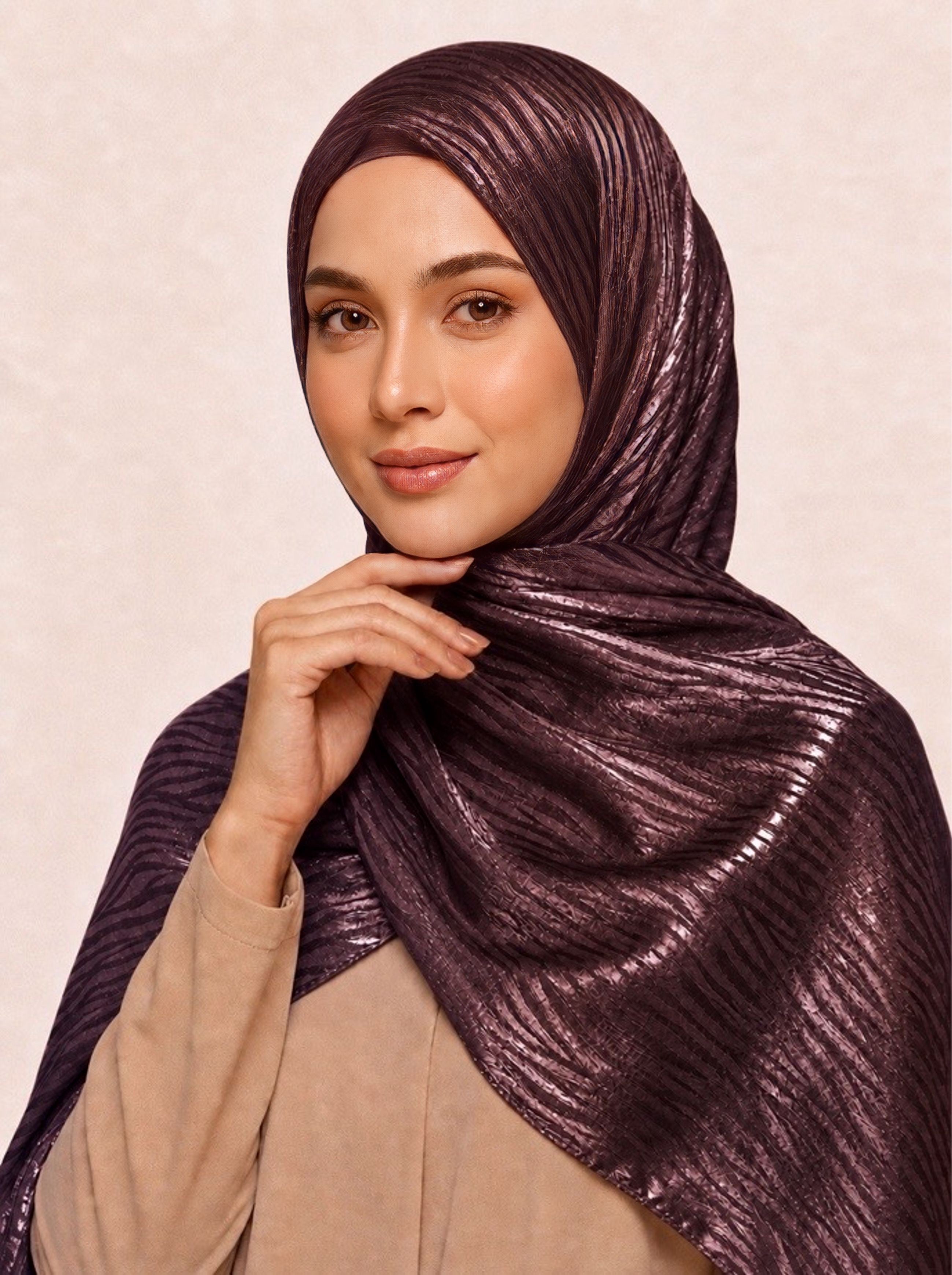 hijab satinado jacquard ondulado tono  morado oscuro sobre tono brillante