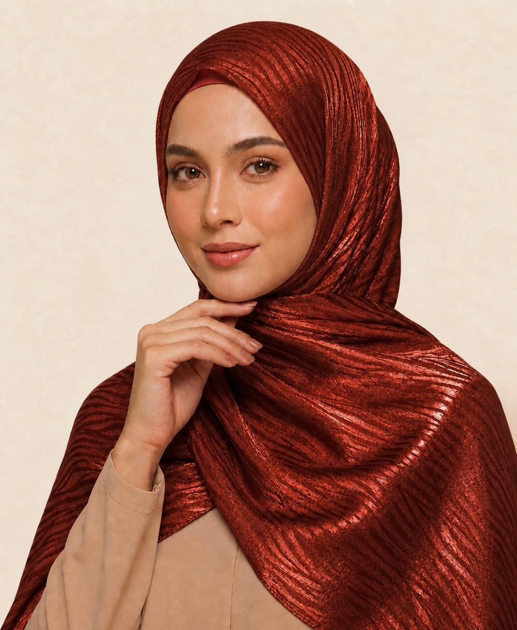 hijab satinado jacquard ondulado tono  naranja rojizo sobre tono brillante