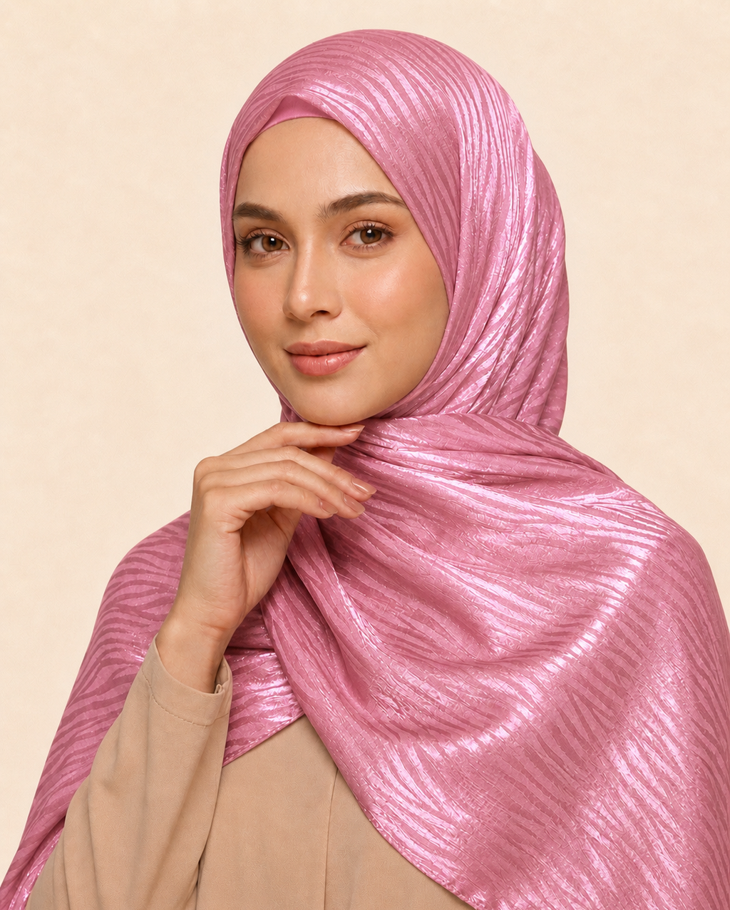 hijab satinado Jacquard ondulado tono rosa bebe sobre tono brillante