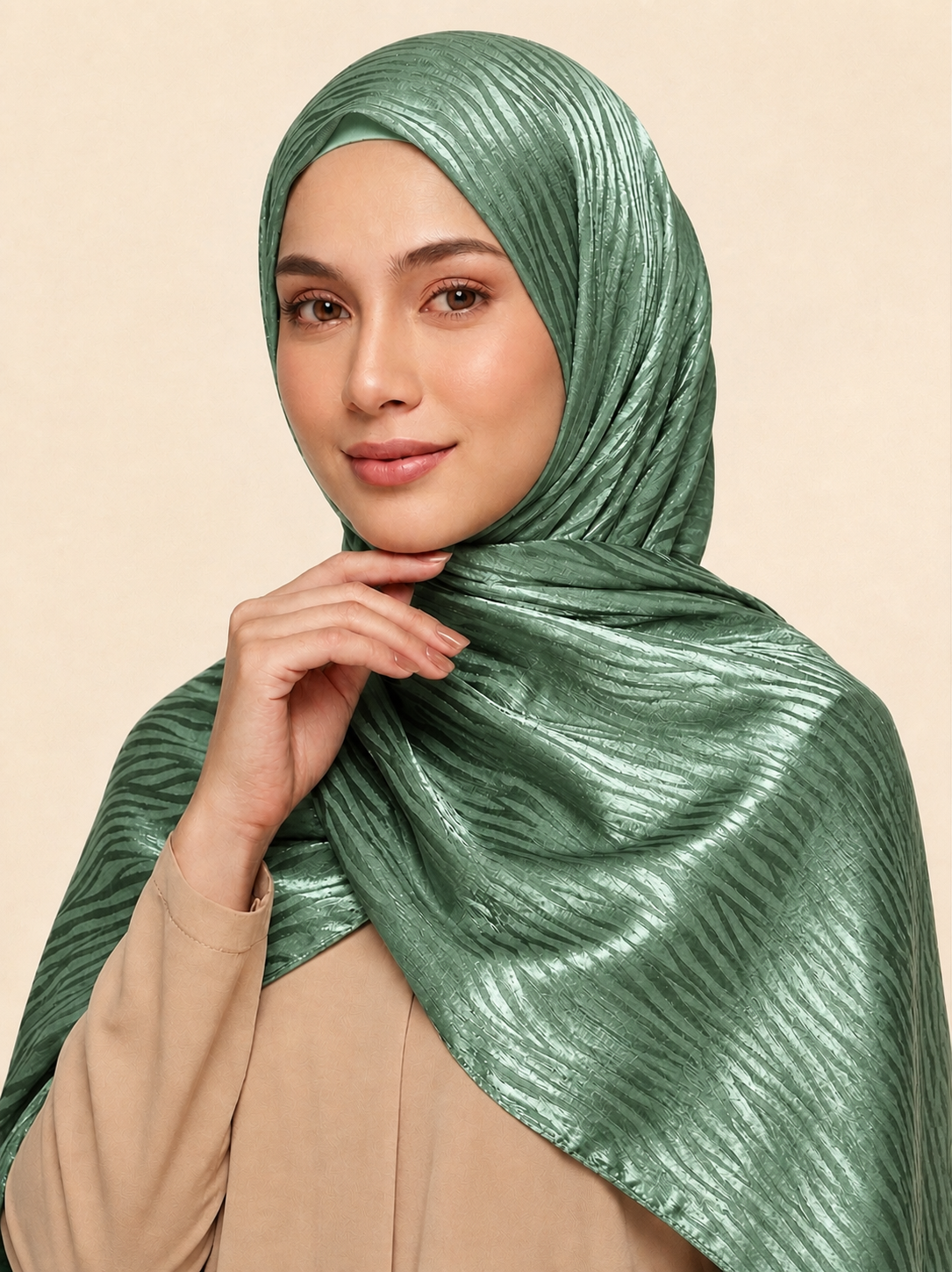 hijab satinado jacquard ondulado tono  verde claro sobre tono brillante