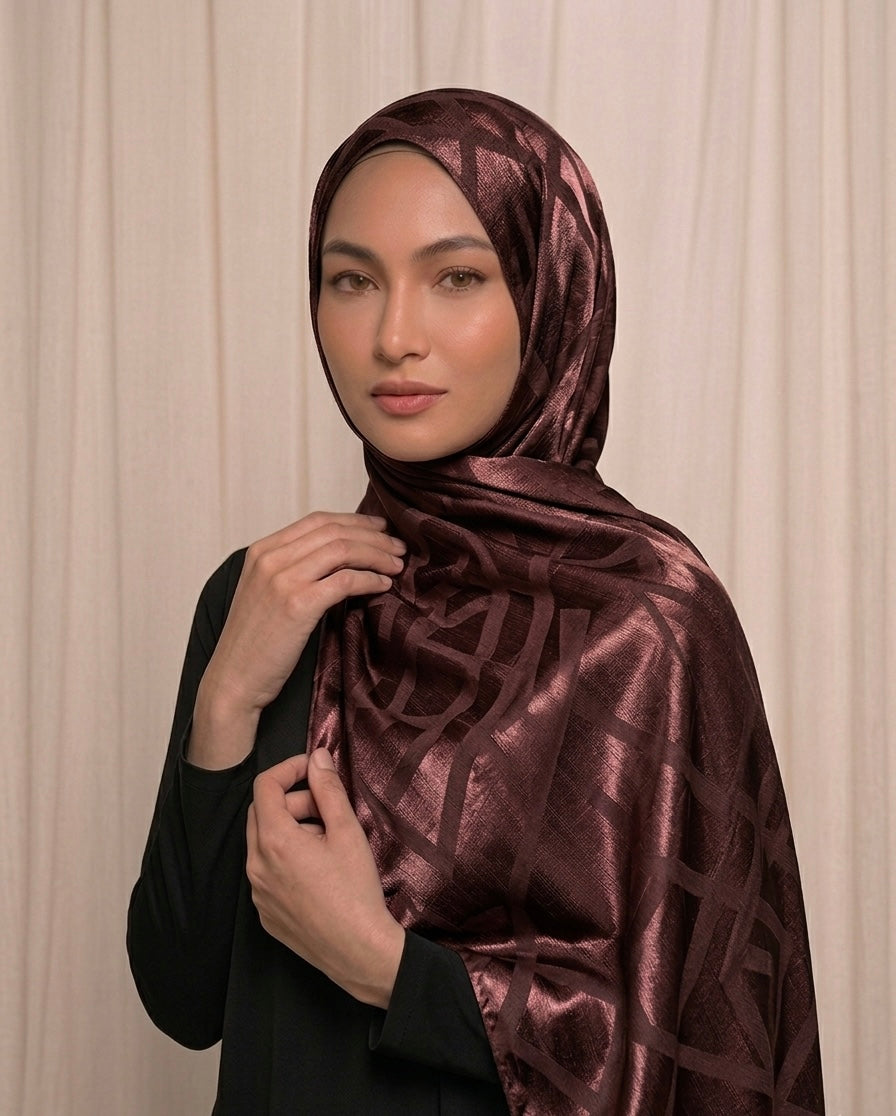 Hijab satinado morado con diseño geométrico elegante 