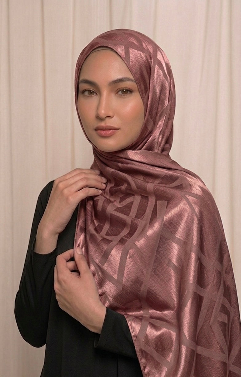 Hijab satinado rosa palo con diseño geométrico  elegante 