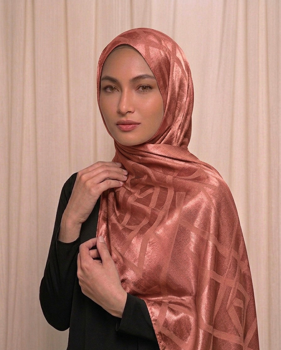 Hijab satinado rosa bronce con diseño geométrico  elegante 