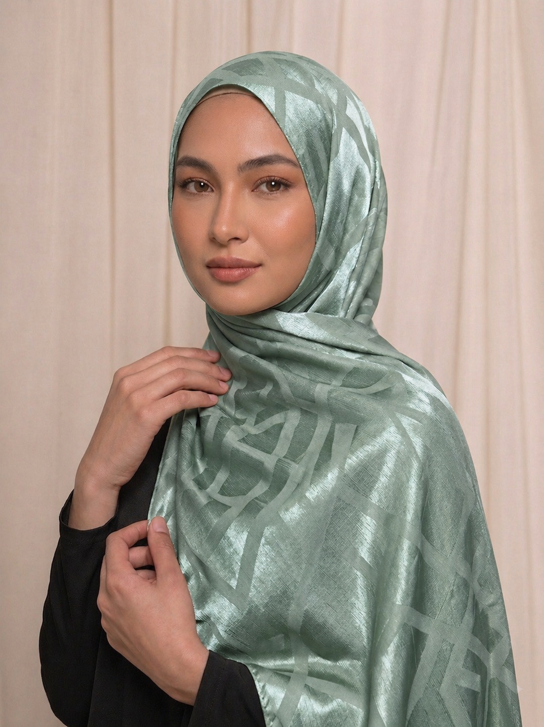 Hijab satinado verde pastel con diseño geométrico  elegante 